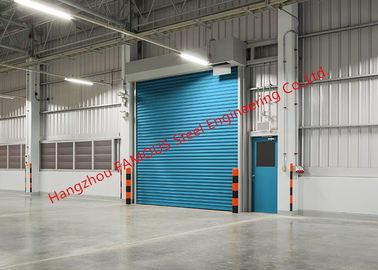 Cina Porte industriali isolate del garage del portone di rotolamento della fabbrica che sollevano per l'uso interno ed esterno del magazzino fornitore