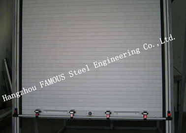 Cina Il metallo sopraelevato delle porte di alluminio leggere rotola sul tipo a basso rumore dell'isolamento termico delle porte fornitore