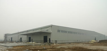 Cina Il materiale di ASTM ha isolato il gruppo di lavoro della struttura di montaggi dell'acciaio per costruzioni edili con i pannelli pieni parete/del tetto fornitore