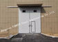 Orizzontale sezionale che fa scorrere le porte industriali del garage con la porta pedonale di Access per l'officina fornitore
