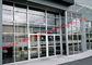 Porta di vetro della facciata delle porte industriali residenziali del garage per la sala d'esposizione di mostra fornitore