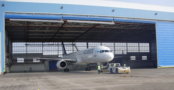 Singoli hangar per aerei d'acciaio della baia PEB con le porte elettriche del Rotolo-su 0