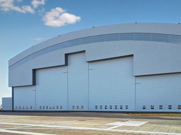 Porcellana Hangar per aerei d'acciaio prefabbricati del sistema di copertura della curva con le porte elettriche dello scorrevole fornitore