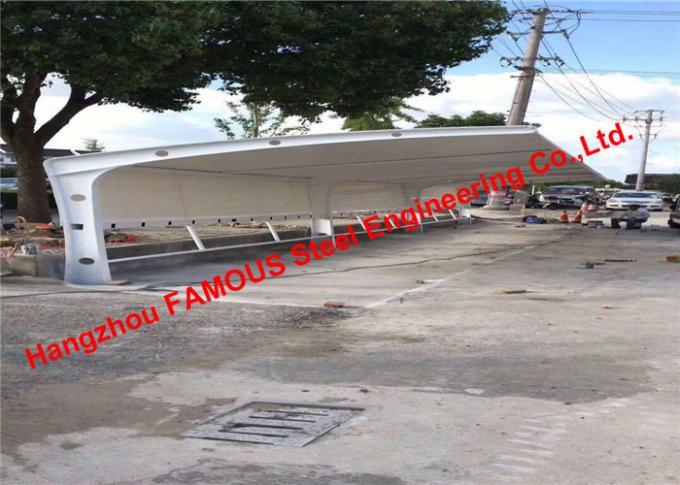 La struttura di acciaio del parasole di parcheggio dell'automobile di aria aperta ripara il singolo Carport del pendio con il tessuto incurvato del PVC del tetto 0