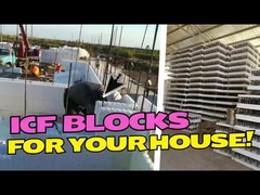 Blocco di alloggi a due piani con tetto moderno e parete esterna e carport