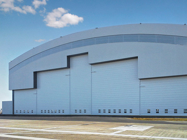 Hangar per aerei d'acciaio prefabbricati del sistema di copertura della curva con le porte elettriche dello scorrevole 0